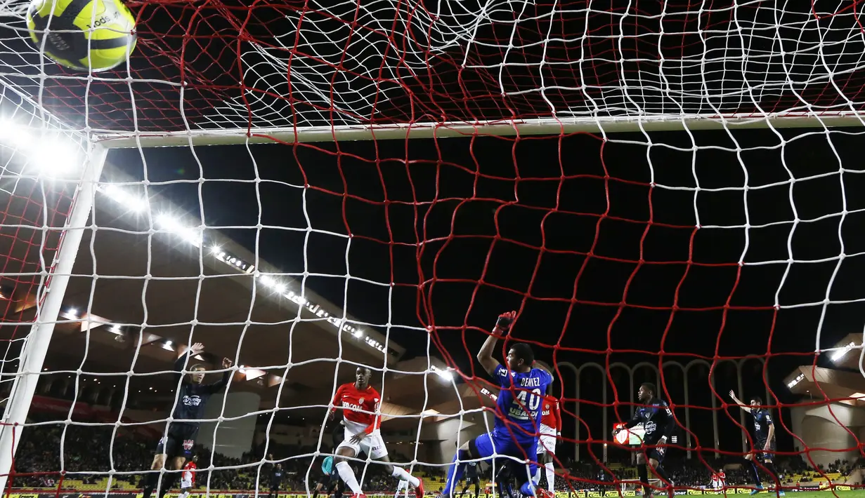 Pemain AS Monaco, Adama Diakhaby (2kiri) mencetak gol ke gawang Nice pada lanjutan Ligue 1 di Louis II Stadium, Monaco, (16/1/2018). AS Monaco bermain imbang 2-2 dengan Nice. (AFP/Valery Hache)