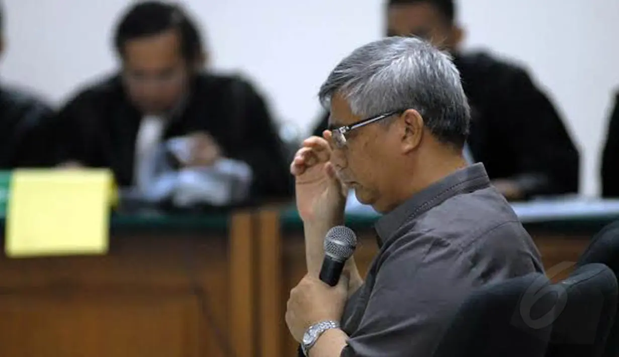 Akil tampak serius memikirkan jawaban yang akan diberikan atas pertanyaan jaksa (Liputan6.com/Miftahul Hayat)