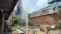 Sumur bor di Kampung Leuwikotok, Desa Pasirlaja, Kecamatan Sukaraja, Kabupaten Bogor memicu semburan air bercampur gas metana. (Liputan6.com/Achmad Sudarno)