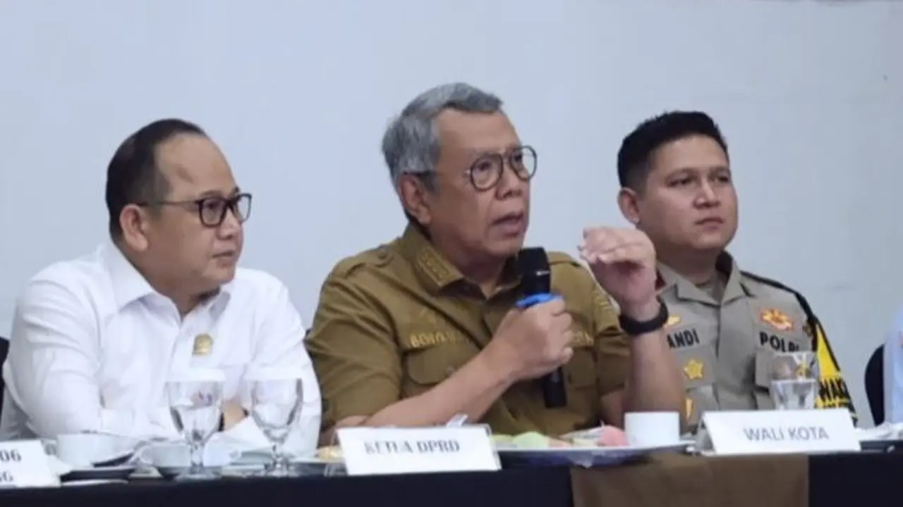Wali Kota Tangerang Selatan, Benyamin Davnie.