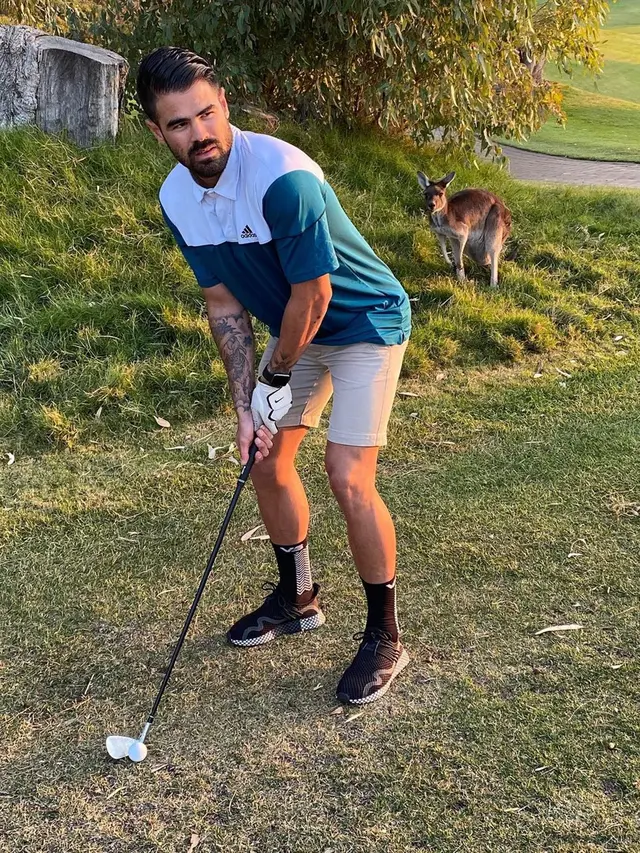 5 Momen Aryn Williams Bermain Golf, Gelandang Persebaya