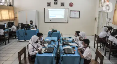 Suasana kegiatan Asesmen Nasional Berbasis Komputer (ANBK) di SDN Pulogadung 05 Pagi, Jakarta Timur, Selasa (25/10/2022). Kementerian Pendidikan Kebudayaan Riset dan Teknologi (Kemendikbud Ristek) secara serentak menggelar ANBK 2022 tingkat SD/MI atau sederajat yang bertujuan untuk melihat kemampuan sekolah secara keseluruhan dalam pelaksanaan pendidikan, dan tujuan akhirnya adalah untuk peningkatan mutu sekolah. (merdeka.com/Iqbal S. Nugroho)