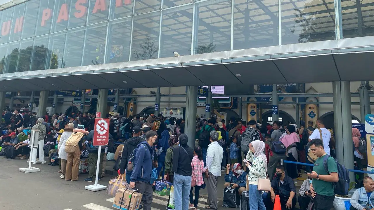Jelang Hari Raya Idulfitri 1445 Hijriah, antrean pemudik lebaran 2024 nampak mengular di pintu keberangkatan Stasiun Senen, Jakarta Pusat pada hari ini, Sabtu (6/4/2024).