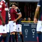 Pemain Bologna, Simone Verdi (3kanan) menerima pelukan hangat dari rekannya usai mencetak gol ke gawang Inter Milanpada lanjutan Serie A di The Dall' Ara Comunal Stadium, Bologna, (19/9/2017). Inter bermain imbang 1-1 lawan Bologna. (AFP/Andreas Solaro)