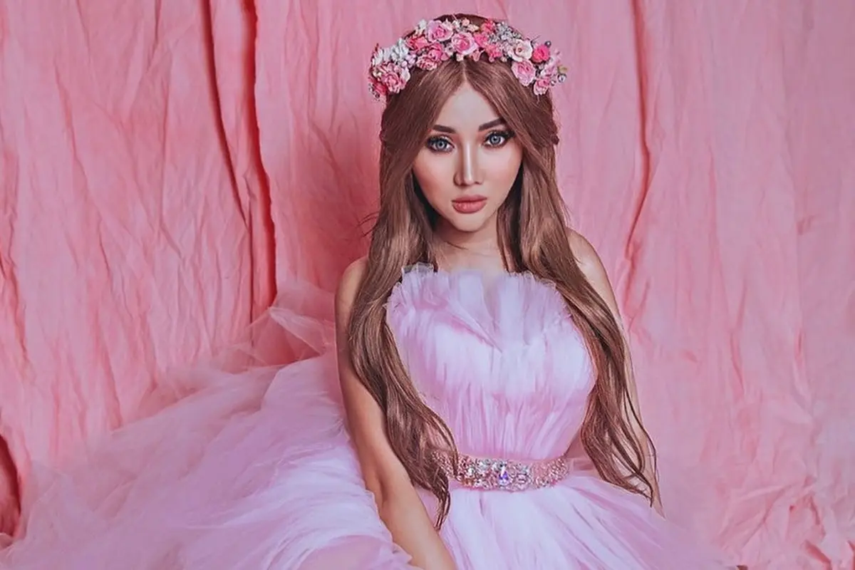 Gaya Lucinta Luna Pemotretan Bertema Barbie
