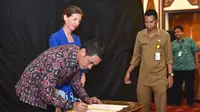 Gubernur Jambi, Zumi Zola dan  Country Director Deputy UNDP, Francine Pickup menandatangani Letter of Intent (LoI) pembangunan PLTMH di Jambi. (Liputan6.com/B Santoso)