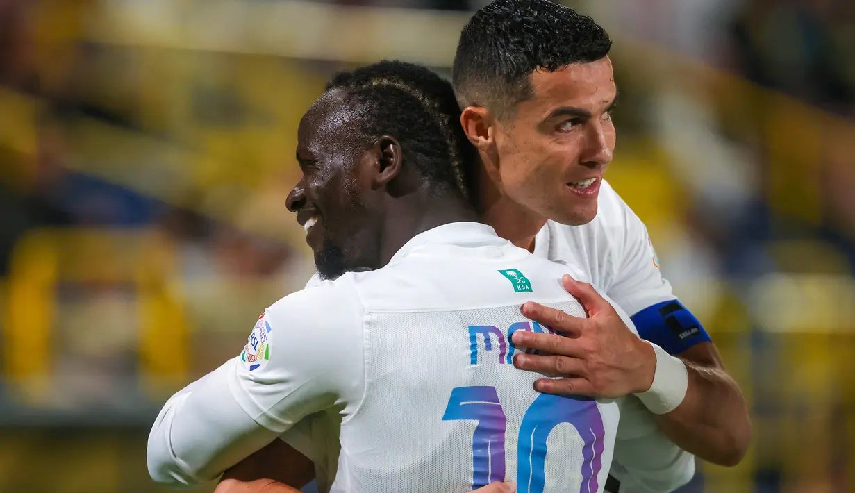 Selebrasi pemain Al Nassr, Cristiano Ronaldo, setelah mencetak gol ke gawang Al Riyadh dalam laga pekan ke-16 Saudi Pro League 2023/2024 yang digelar di Al Awwal Park, Sabtu (9/12/2023) dini hari WIB. Gol CR7 pada menit ke-33 berkat umpan terukur Sadio Mane ke mulut gawang Al Riyadh. (AFP/Fayez Nureldine)