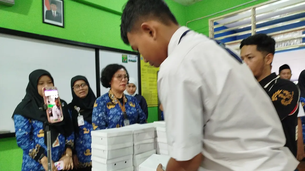 Uji coba makan bergizi gratis di SMPN 161, Jakarta Selatan pada Kamis (19/9/2024).
