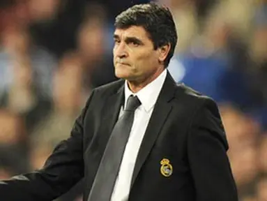 Real Madrid's Spanish head coach Juande Ramos holds the ball during their football match against Valencia at Santiago Bernabeu stadium in Madrid on December 20, 2008. AFP PHOTO/ PIERRE-PHILIPPE MARCOU 