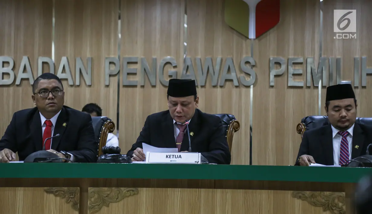 Ketua Bawaslu, Abhan memimpin sidang pembacaan putusan pendahuluan atas dugaan kecurangan pemilu terstruktur, sistematis, dan masif (TSM) di Gedung Bawaslu RI, Jakarta, Senin (20/5/2019). Bawaslu menolak laporan yang dilayangkan BPN Prabowo Subianto-Sandiaga. (Liputan6.com/Faizal Fanani)