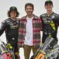 Valentino Rossi (tengah) bersama dua pembalap tim Mooney VR46 Racing Team di MotoGP 2023. (Twitter/Mooney VR46 Racing Team)