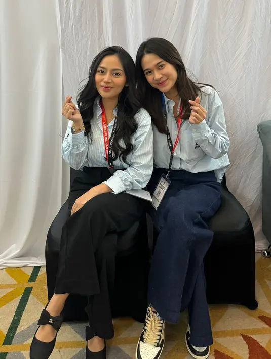 Rachel Vennya tampil simple dengan gaya yang mature. Ia padukan kemeja bergaris dengan celana panjang hitam dan flat shoes berpita dari Chanel [@rachelvennya]