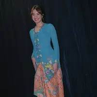 Mawar Eva tampil memesona mengenakan kebaya encim warna biru berbordir bunga dari Fadlan Indonesia. Dipadukan kain corak batik warna orange. [@mawar_eva]