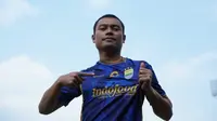 Gelandang Persib Bandung, Dedi Kusnandar. (Bola.com/Erwin Snaz)