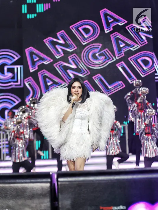 Aksi panggung penyanyi Syahrini tampil dalam malam puncak Hut SCTV ke-28 di ICE BSD, Tangerang, Jumat (24/8). Syahrini tampil cantik dengan gaun putih dengan membawakan lagu berjudul "Gubrak gubrak gubrak jeng jeng jeng". (Liputan6.com/Faizal Fanani)