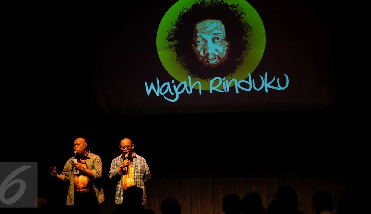 Dua aktor komedian, Jhody dan Edwin saat mengisi acara 'Wajah Rinduku' di ruang Teater Luwes Institut Kesenian Jakarta, Cikini, Selasa (23/6/2015). Acara tersebut digelar IKJ untuk memperingati 40 hari kepergian Didi Petet. (Liputan6.com/Faisal R Syam)