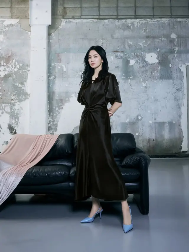 Gaya Anggun Song Hye Kyo Mengenakan Busana Semi Formal, Tampil Stylish dan Memikat (credit: Instagram/kyo1122)