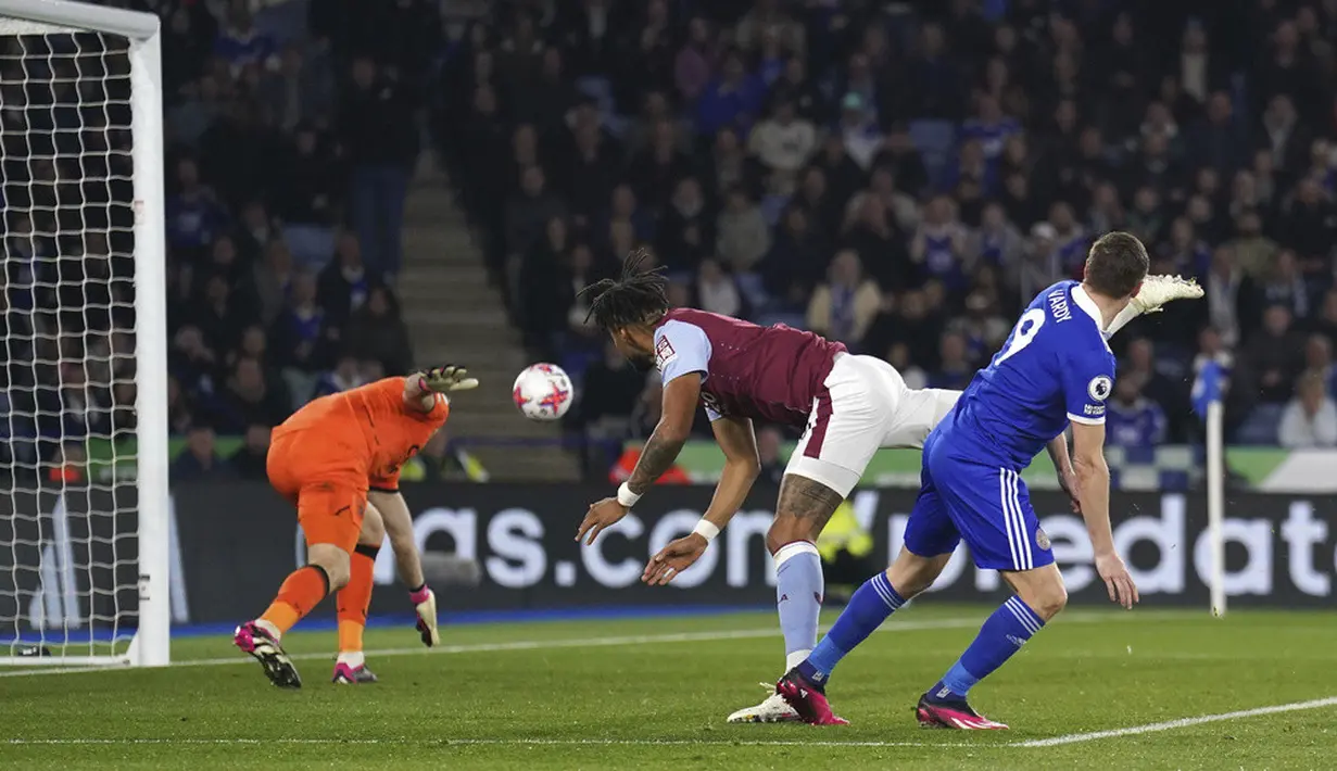 <p>Dalam laga tunda pekan ketujuh ini, Aston Villa menang 2-1 atas Leicester City. (Tim Goode/PA via AP)</p>
