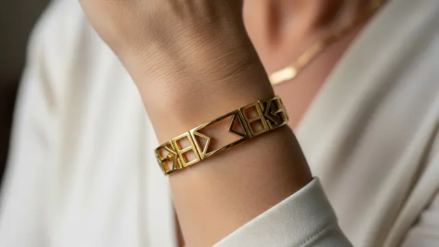 Gelang Emas Motif Geometris Modern