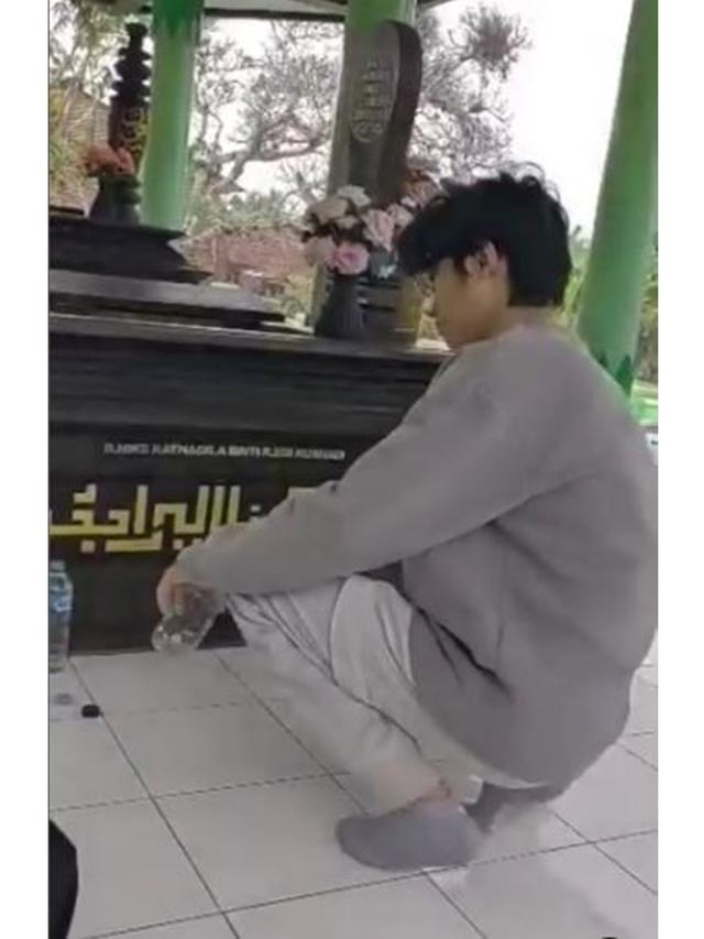 Rilis Ulang 'Seberkas Sinar', Ini 6 Potret Kiesha Alvaro Ziarah ke Makam Nike Ardilla