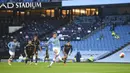 Pemain Manchester City, Kevin De Bruyne, mencetak gol lewat tendangan penalti ke gawang Arsenal pada laga Premier League di Stadion Etihad, Rabu (17/6/2020). Manchester City menang 3-0 atas Arsenal. (AP/Peter Powell)
