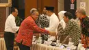Gubernur Bank Indonesia Perry Warjio dan Menhub Budi Karya Sumadi bersalaman dengan kepala daerah saat akan mengikuti Rakor di Gedung BI, Jakarta, Rabu (4/9/2019). Rakor membahas Pengembangan Industri Manufaktur untuk meningkatkan pertumbuhan berkelanjutan. (Liputan6.com/Angga Yuniar)