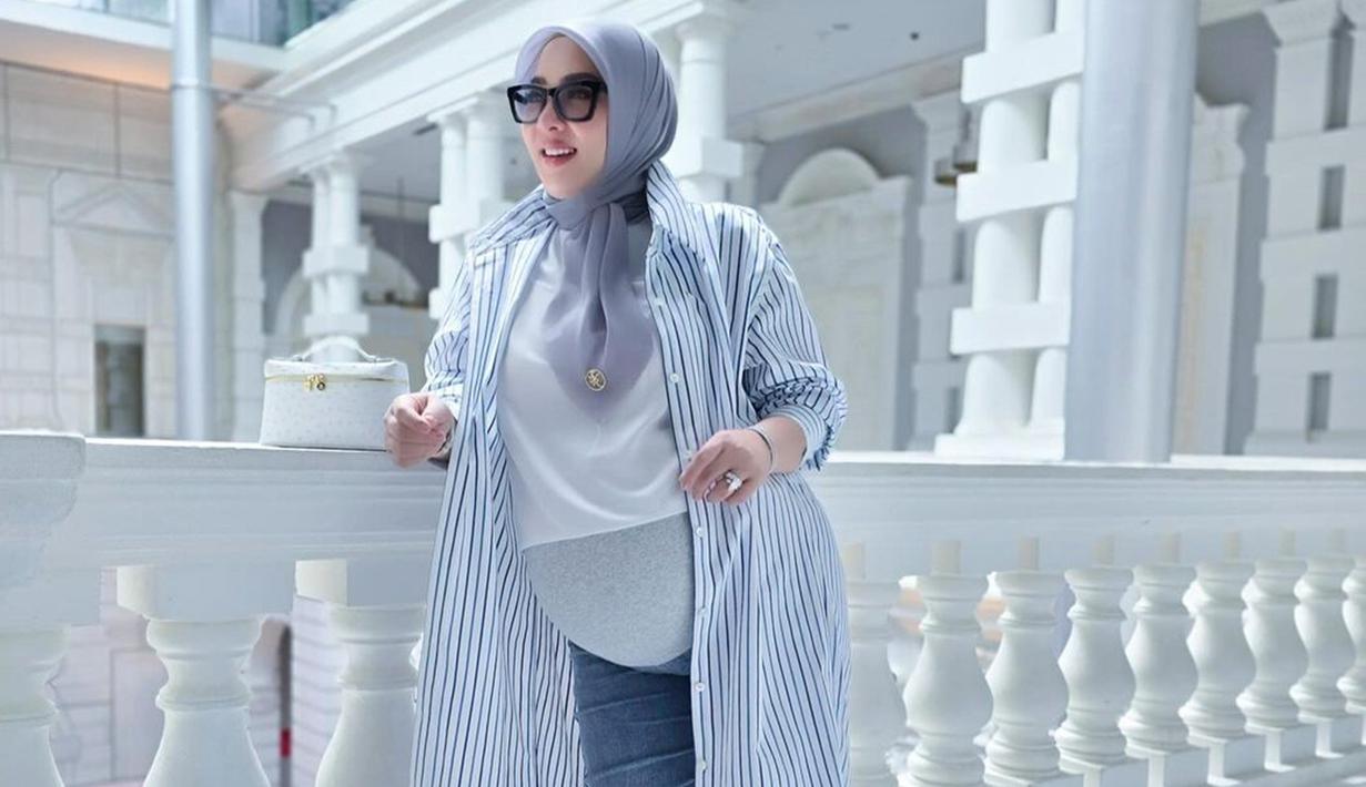 Dalam unggahan terbarunya, Syahrini pun menyebut jika kehamilannya telah memasuki 36 minggu. Bahkan, perut Syahrini yang telah cukup membesar tak lepas dari sorotan. (Liputan6.com/IG/@princessyahrini)