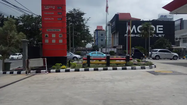 Premium Sulit Dicari, Sepeda Motor Rebutan dengan Mobil