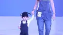 Ibu bersama anaknya berjalan saat mengikuti fashion show Fabalous Mom and Kids 2018 di Fimela Fuchsia Market 2018 di Kota Kasablanka, Jakarta (27/5). (Liputan6.com/Faizal Fanani)