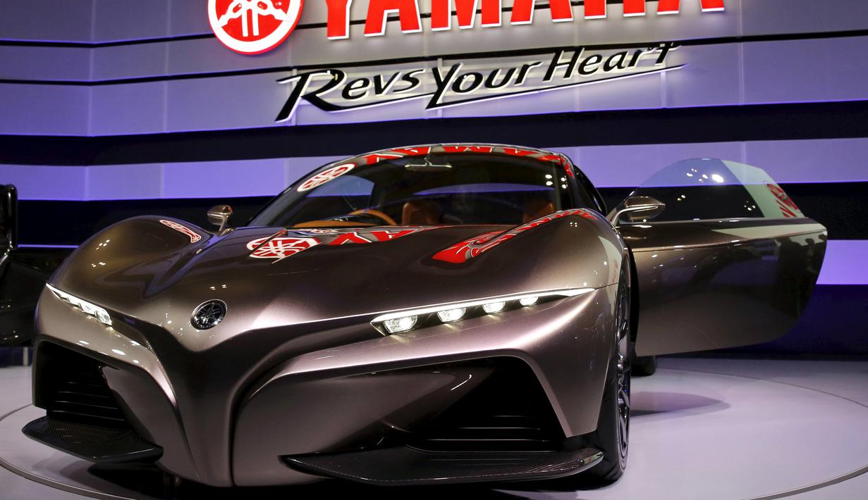 Toyota membuat salah satu mobil sedan dengan desain yang sangat sporty pada Tokyo Motor Show ke 44 di Jepang, Rabu (28/10/2015). Lebih dari 76 merk mobil ternama akan hadir di pagelaran ini. (REUTERS/Toru Hanai)