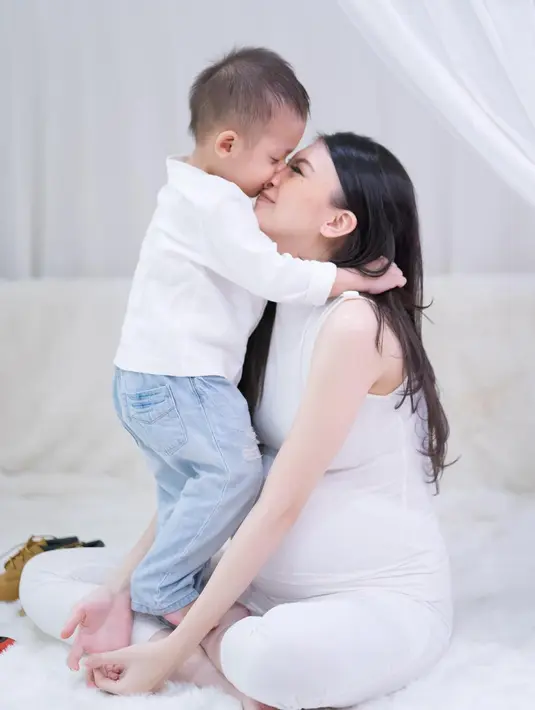 "Bahagia, haru, cemas ..semua rasa bercampur jadi satu menyambut sang buah hati..welcome to the world buah hati kami tercinta..❤️🍼," tulis Adi Nugroho yang diunggah pada Jumat (12/1/2018). (Instagram/donitabhubiy)