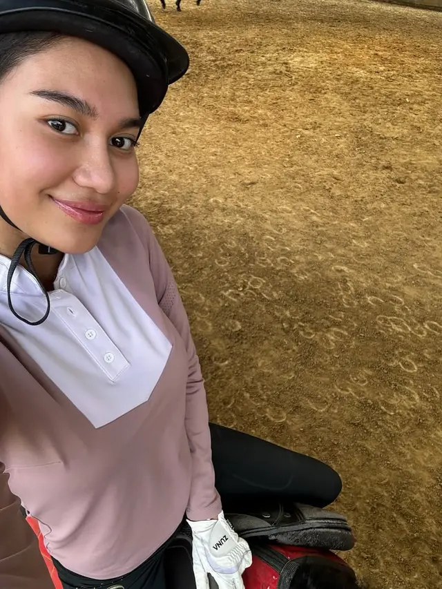 Potret Azizah Salsha Lakukan Olahraga Berkuda. (instagram/azizahsalsha_)
