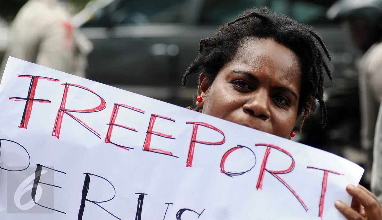Massa yang tergabung dalam Aliansi Mahasiswa Papua dan FRI-West Papua membentangkan tulisan saat berunjuk rasa di Jakarta, Jumat (7/4). Mereka menuntut penutupan PT Freeport. (Liputan6.com/Helmi Fithriansyah)