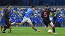 Penyerang Napoli, Hirving Lozano (tengah) menembak ke gawang melewati gelandang Real Sociedad Igor Zubeldia (kanan) Sociedad pada matchday terakhir Grup F Liga Europa di Diego Armando Maradona, Jumat (11/12/2020) dini hari WIB. Napoli bermain imbang 1-1 melawan Real Sociedad. (Alberto PIZZOLI / AFP)
