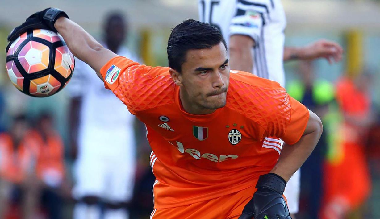 Niat PSSI untuk melakukan naturalisai terhadap kiper andalan Sampdoria, Emil Audero Mulyadi agaknya akan sulit terwujud lantaran komentar sang ayah Edy Mulyadi. Ia menolak mentah-mentah dengan menyindir Timnas Indonesia yang masih kesulitan bersaing di Asia. (Juventus.com)