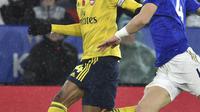 Penyerang Arsenal,  Pierre-Emerick Aubameyang membawa bola dari kawalan pemain Leicester City, Caglar Soyuncu pada pertandingan lanjutan Liga Inggris di Stadion King Power (10/11/2019). Leicester City menang 2-0 atas Arsenal. (AP Photo / Rui Vieira)