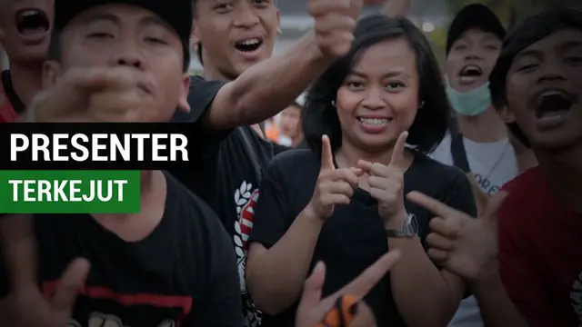 Berita video momen presenter Bola.com dibuat terkejut oleh Jakmania saat merayakan Persija Jakarta juara Liga 1 2018.