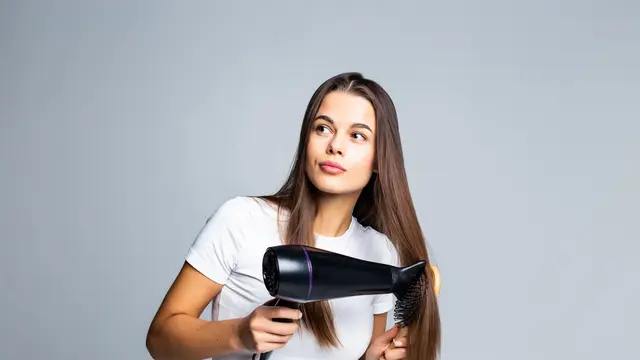 5 Cara Mengatur dan Meluruskan Rambut Mengembang Sehabis Keramas