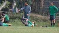 Egy Maulana (tengah), Rachmat Irianto (kiri), dan Syahrian Abimanyu (kanan) berlatih terpisah pada latihan perdana di Lapangan LFA, Bekasi, Jumat (29/9/2017). Latihan tersebut merupakan persiapan uji coba melawan Kamboja. (Bola.com/Nicklas Hanoatubun)