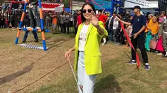 Memiliki blazer berwarna cerah seperti lemon bisa dipadukan dengan kaos putih serta celana jeans. Penampilan Ririn Dwi Ariyanti dengan blazer cerah ini pun terlihat begitu santai namun tetap stylish. (Liputan6.com/IG/@ririndwiariyanti)