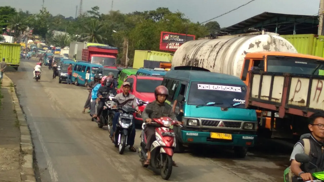 Akibat perbaikan jembatan Cisadane, arus lalu lintas di ruas Bogor-Ciawi-Sukabumi (Bocimi) macet parah.