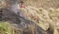 Angin Kencang Hentikan Water Bombing Kebakaran Bromo, Pemadaman Fokus di Darat