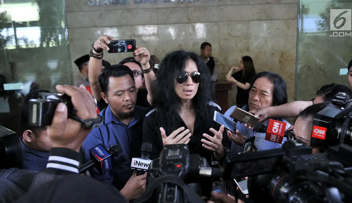 Musikus John Paul Ivan memberi keterangan kepada awak media saat usai melaporkan portal berita online pribuminews.co.id di Bareskrim Polri, Jakarta, Selasa (22/5). (Merdeka.com/Iqbal S Nugroho)