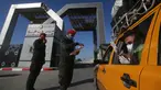 Warga Palestina duduk di dalam mobil sebelum meninggalkan perbatasan Rafah dengan Mesir di Kota Rafah, Jalur Gaza selatan (11/8/2020). Untuk kali pertama dalam lima bulan, Mesir membuka kembali titik penyeberangan Rafah di perbatasan dengan Jalur Gaza selatan selama tiga hari. (Xinhua/Khaled Omar)