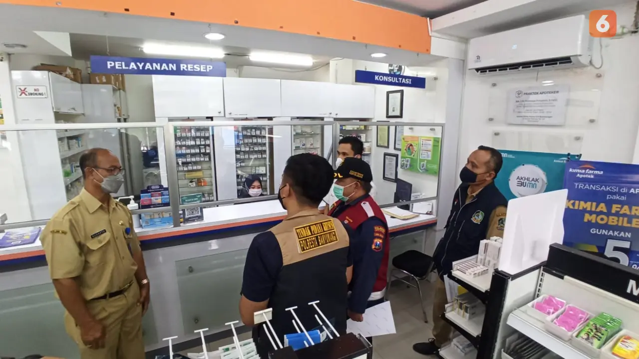 Tim gabungan dari Polresta Banyuwangi dan Dinas Kesehatan sidak obat sirup yang diduga sebagai pemicu gagal ginjal akut pada anak. (Hermawan Arifianto/Liputan6.com).