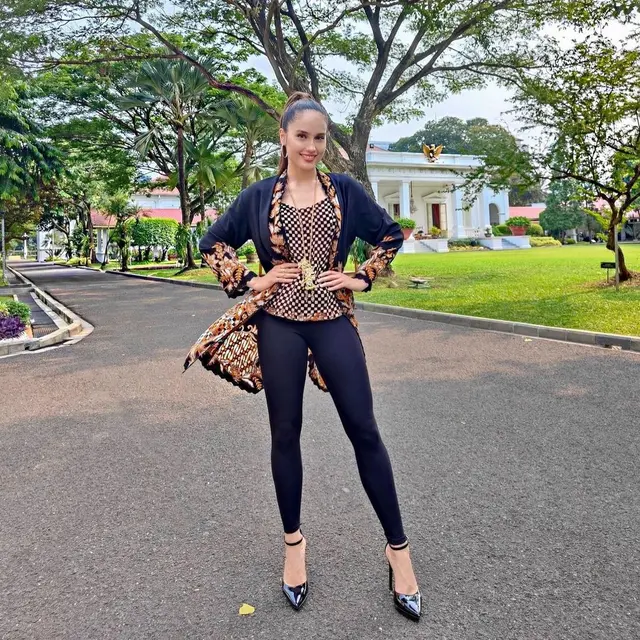 Diangkat Jadi Komisaris, Ini 7 Potret Cinta Laura dengan Busana Formal
