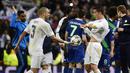 Striker Real Madrid, Cristiano Ronaldo (kanan), merayakan kemenangan bersama Pepe atas Wolfsburg dalam laga leg kedua perempat final Liga Champions di Stadion Santiago Bernabeu, Madrid, Rabu (13/4/2016) dini hari WIB. (AFP/Pierre-Philippe Marcou)