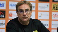 Pelatih Persib Bandung, Robert Alberts, setelah laga versus Madura United di Stadion Si Jalak Harupat, Bandung, Minggu sore (23/6/2019). (Bola.com/Erwin Snaz)