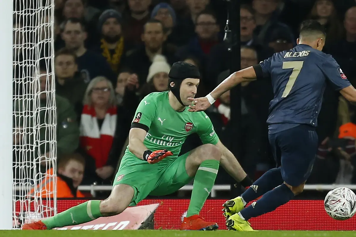 Gelandang Mnachester United, Alexis Sanchez, berusaha mengecoh kiper Arsenal, Petr Cech. (AFP/Ian Kington)