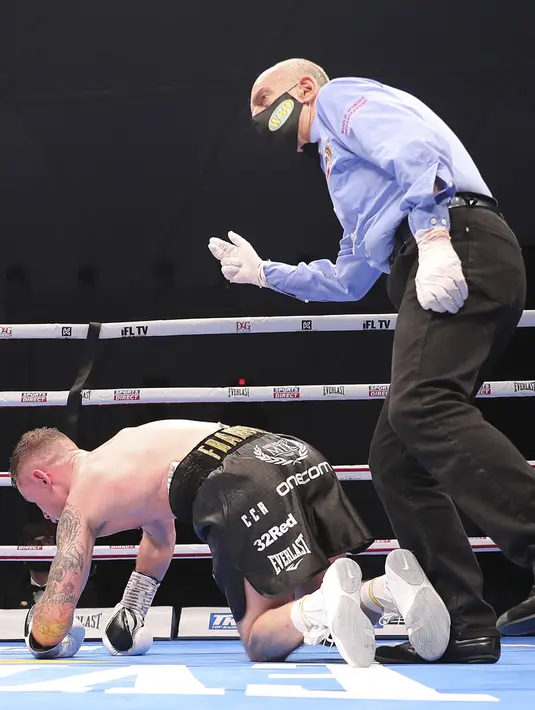 Petinju Inggris Carl Frampton dihentikan pada ronde keenam pertarungan gelar kelas bulu super WBO melawan petinju Amerika Serikat Jamel Herring di Dubai, UEA, Minggu (4/4/2021). (AP Photo/Kamran Jebreili)